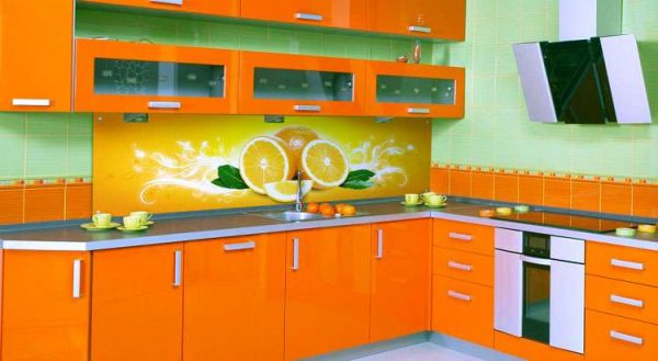 яркий интерьер оранжевой кухни с зелёными стенами