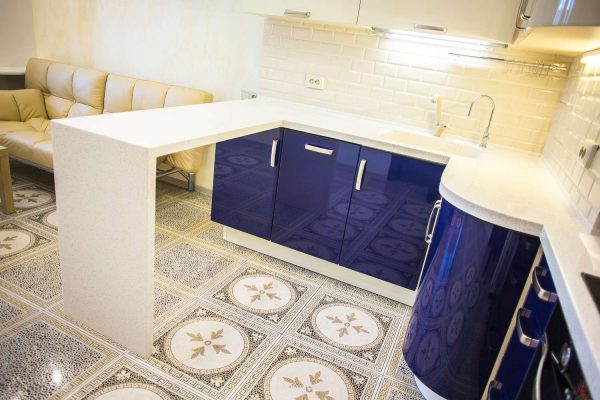 бежевая плитка с узором на полу кухни
