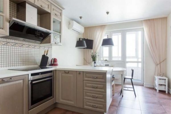 светлые шторы классические на кухне