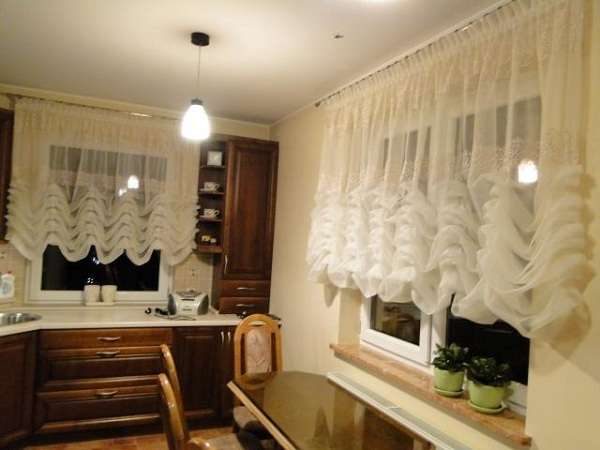 австрийские шторы в интерьере кухни