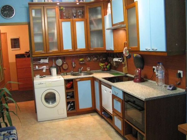 стиральная машина в интерьере кухни у дверей