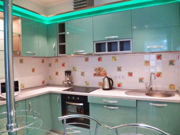 угловая кухня эконом класса с подсветкой
