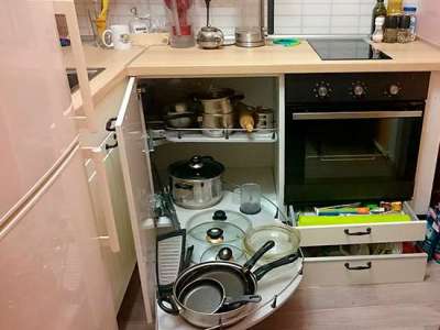 угловая карусель на угловой кухне для малогабаритной кухни