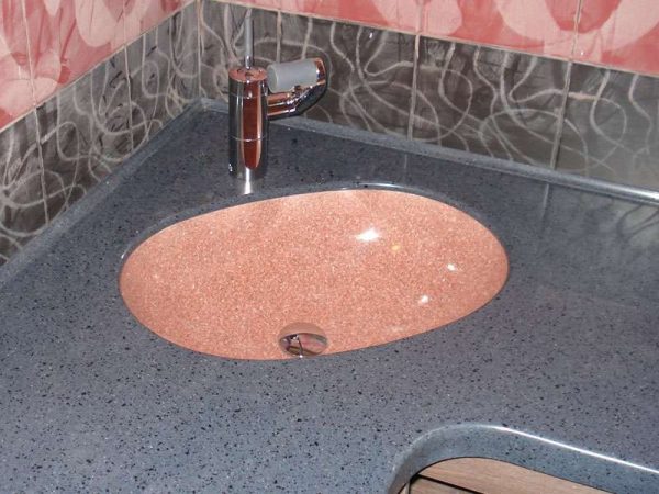 интерьер кухни с угловой мойкой из искусственного камня